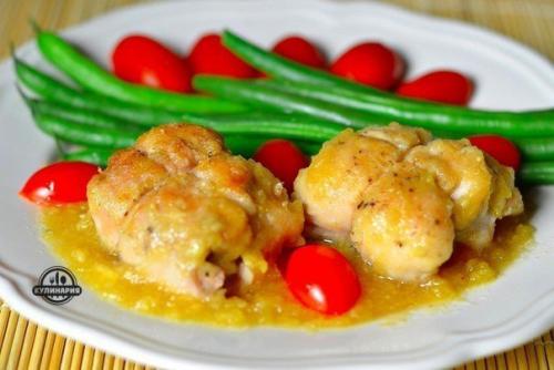 Голень цыплят с сыром и ананасами.