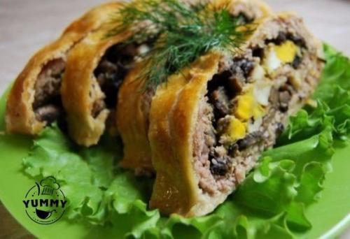 Мясной рулет с грибами в слоеном тесте.