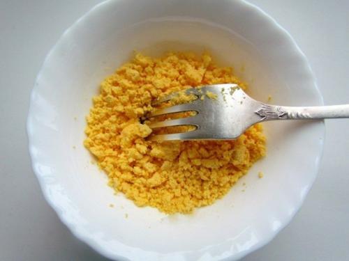 Фаршированные яйца со шпротами и красной икрой. 02