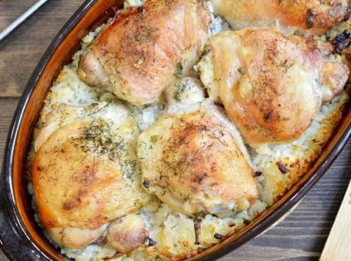 Рис запеченный с куриными бедрами - отличная идея на обед. 01