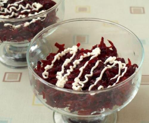 Салат из свеклы с маринованным луком и горошком. 01