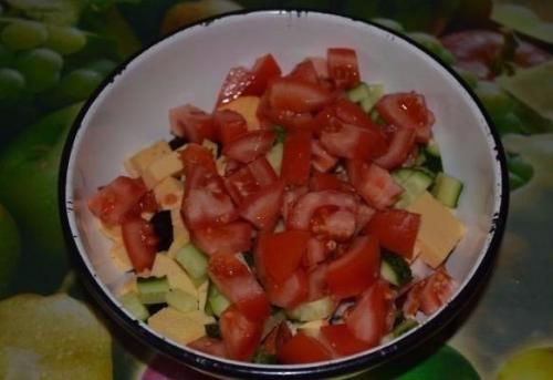 Салат с курицей, овощами и кунжутом. 02