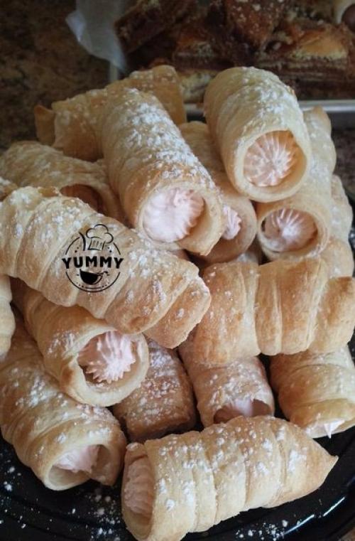 Слоеные трубочки с белковым кремом.