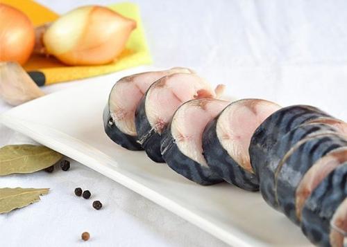 Скумбрия маринованная.  Можно, конечно, купить в супермаркете готовую маринованную скумбрию. 01