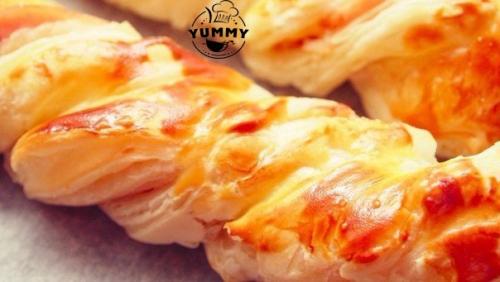 Слоёные косички с курицей и сыром.