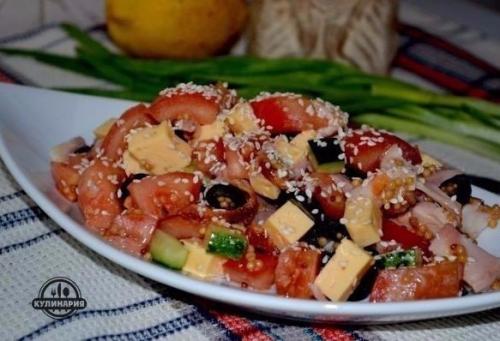 Салат с курицей, овощами и кунжутом.