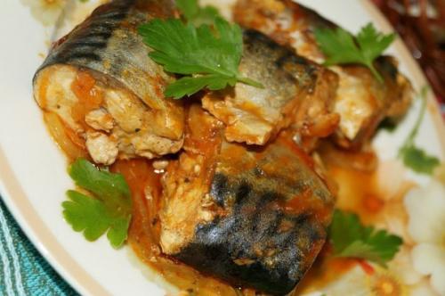Скумбрия, тушенная с луком.