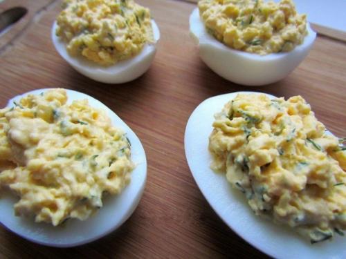 Фаршированные яйца со шпротами и красной икрой. 05