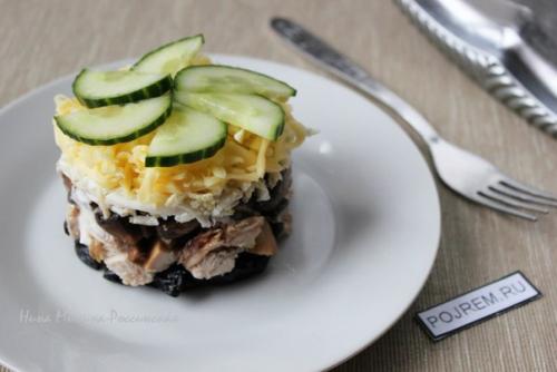 Салат Венеция с черносливом.