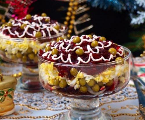 Салат из свеклы с маринованным луком и горошком. 05