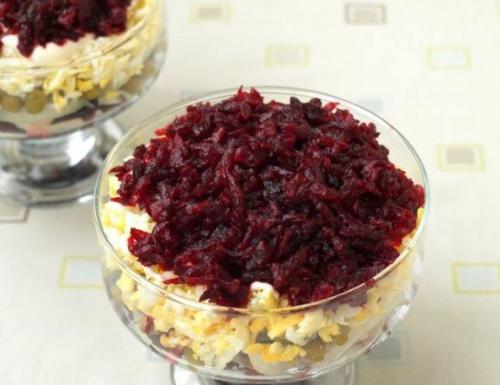 Салат из свеклы с маринованным луком и горошком. 04