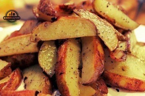Хрустящие картофельные дольки в специях. Хрустящие картофельные дольки в специях.