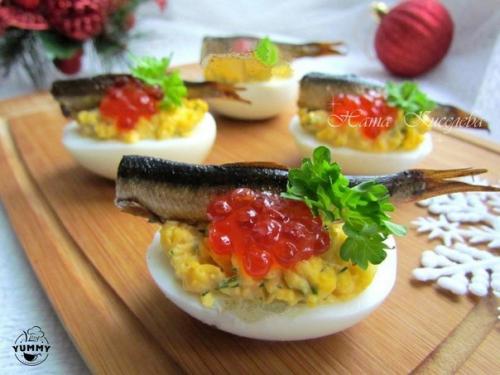 Фаршированные яйца со шпротами и красной икрой. 08