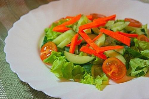 Овощной салат с креветками. 03