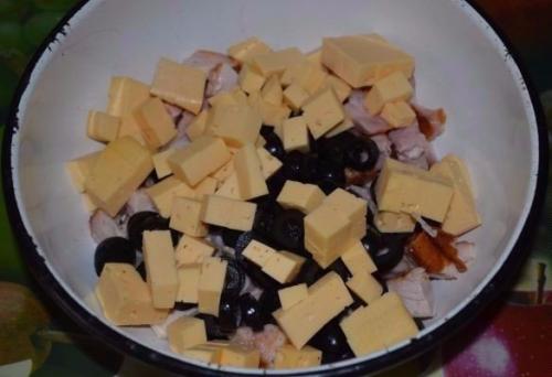 Салат с курицей, овощами и кунжутом. 01