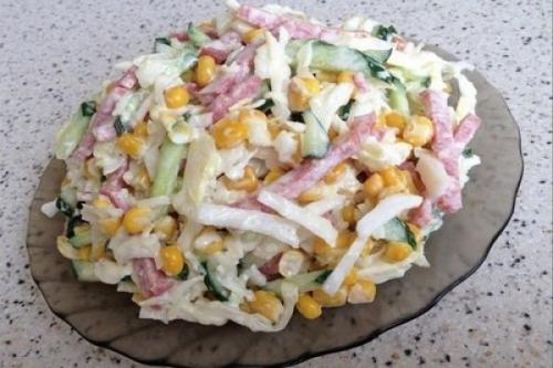 Салат с копченой колбасой и огурцами. 02