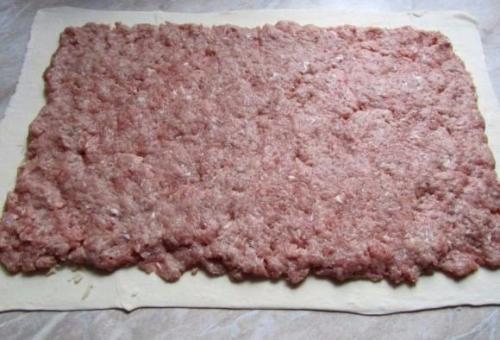 Мясной рулет с грибами в слоеном тесте. 04
