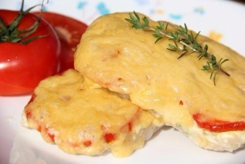 Свинина, запечённая с помидорами и сыром.