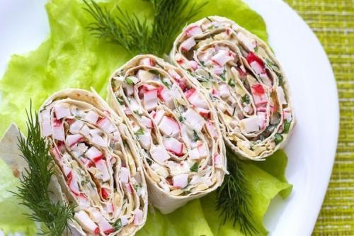 Рулет из лаваша с крабовыми палочками и огурцом. 04