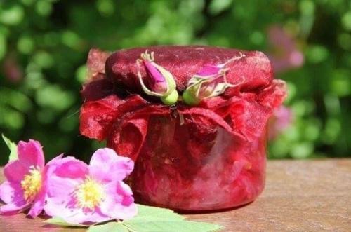 Варенье из лепестков шиповника.