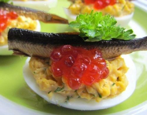 Фаршированные яйца со шпротами и красной икрой.