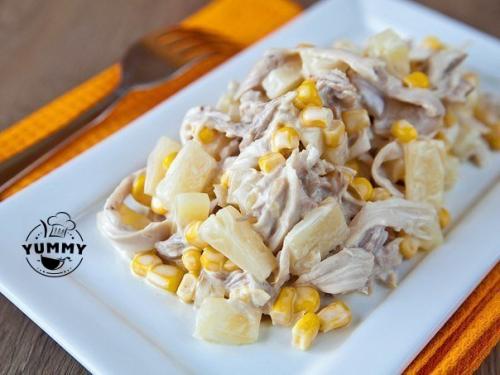 Салат с ананасами и курицей.