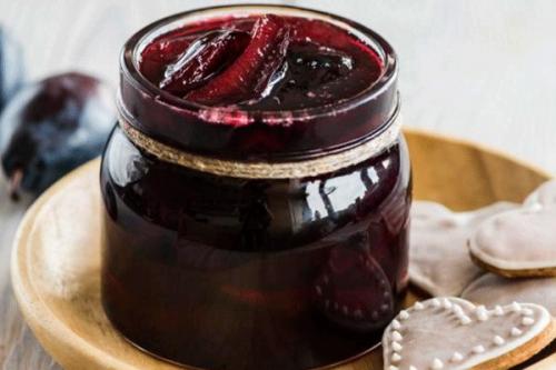 Варенье из слив половинками.