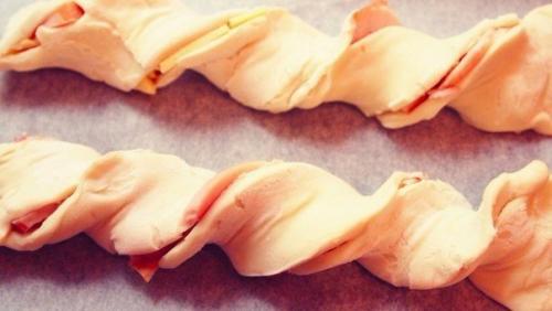 Слоёные косички с курицей и сыром. 04