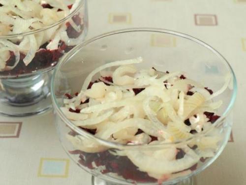 Салат из свеклы с маринованным луком и горошком. 02