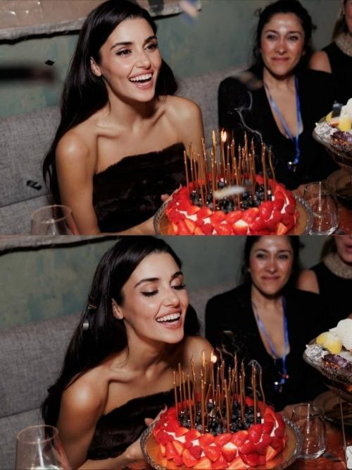 Турецкая звезда Ханде эрчел недавно прилетела в Москву на премьеру своего нового фильма Два Мира, Одно Желание. 01