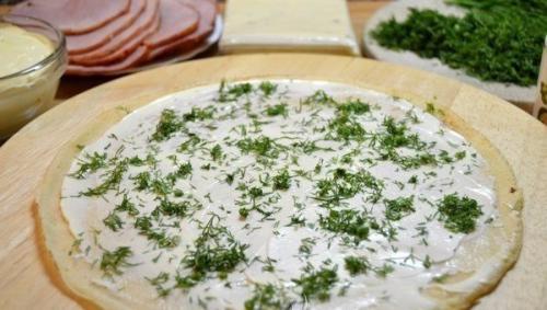 Блинные рулетики с начинкой из ветчины и сыра. 05