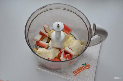 Закуска на крекерах с крабовыми палочками. 02