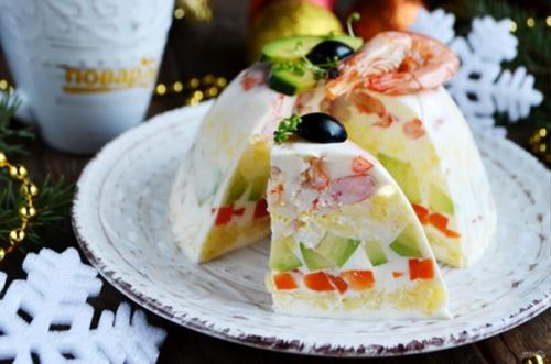 Заливной салат с креветками и авокадо.