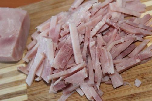 Салат из ветчины, помидоров, огурцов и сыра. 01