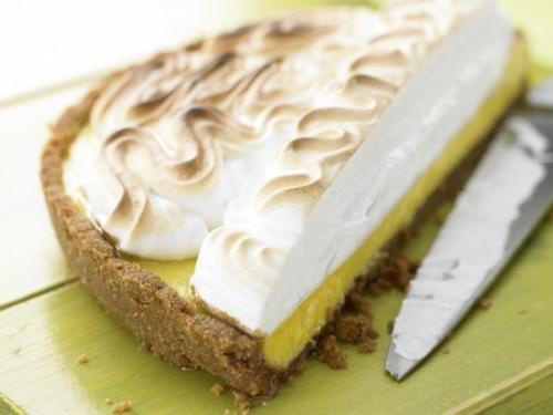 Торт - безе с лаймовым кремом.