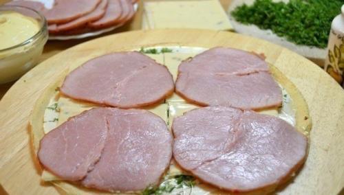 Блинные рулетики с начинкой из ветчины и сыра. 07