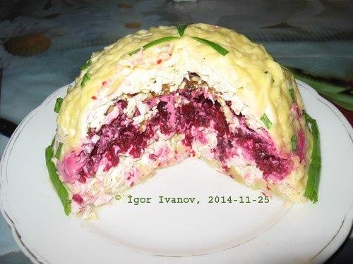 Салат с курицей и свеклой.