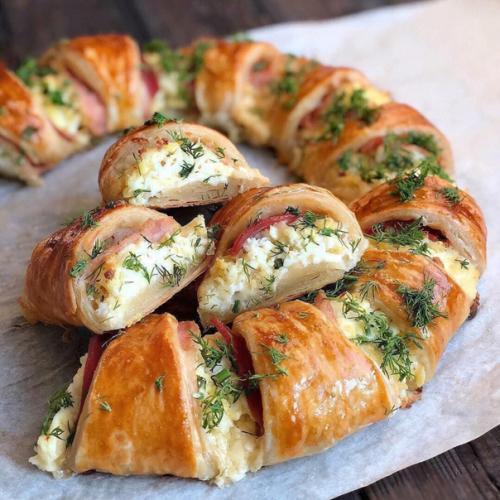 Пирог - венок с беконом.