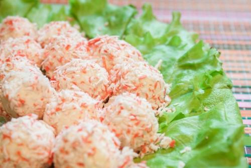 Крабово - сырный салат шариками. Крабово - сырный салат шариками.