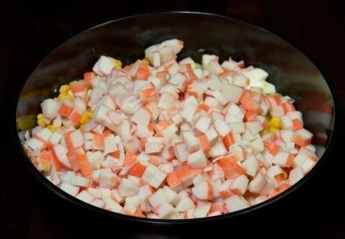 Салат из крабовых палочек с пекинской капустой. 06