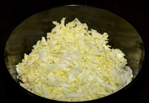 Салат из крабовых палочек с пекинской капустой. 01