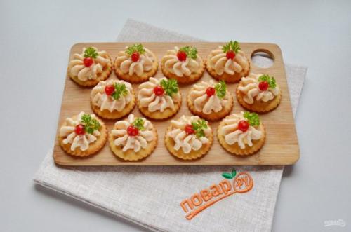 Закуска на крекерах с крабовыми палочками. 06