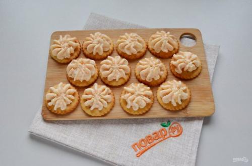 Закуска на крекерах с крабовыми палочками. 05