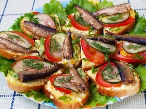 Праздничные бутерброды со шпротами. 04