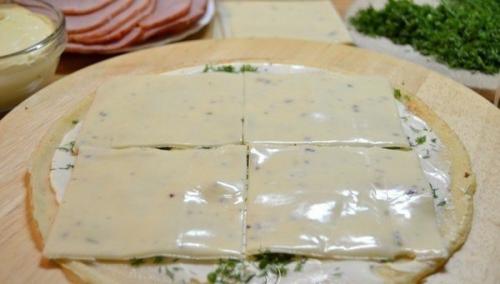 Блинные рулетики с начинкой из ветчины и сыра. 06