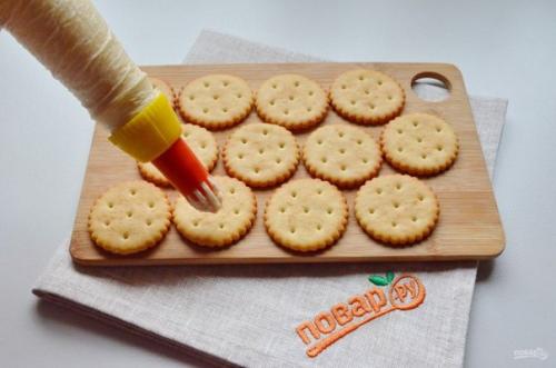 Закуска на крекерах с крабовыми палочками. 04