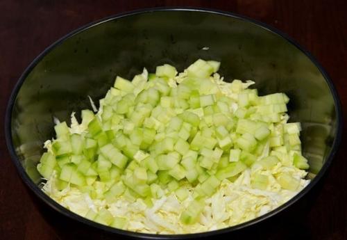 Салат из крабовых палочек с пекинской капустой. 02