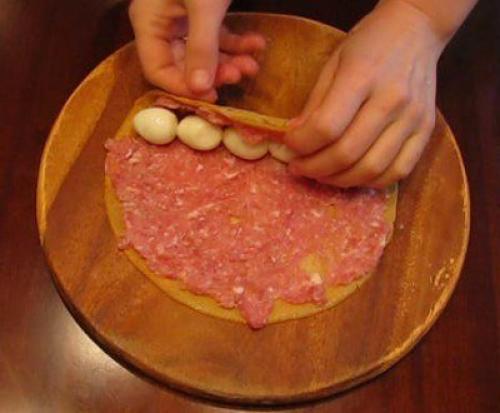 Курица, фаршированные блинчиками свининой и яйцами. 01