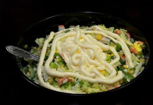 Салат из крабовых палочек с пекинской капустой. 08