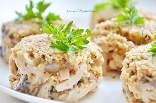 Ореховый салат с кальмарами.